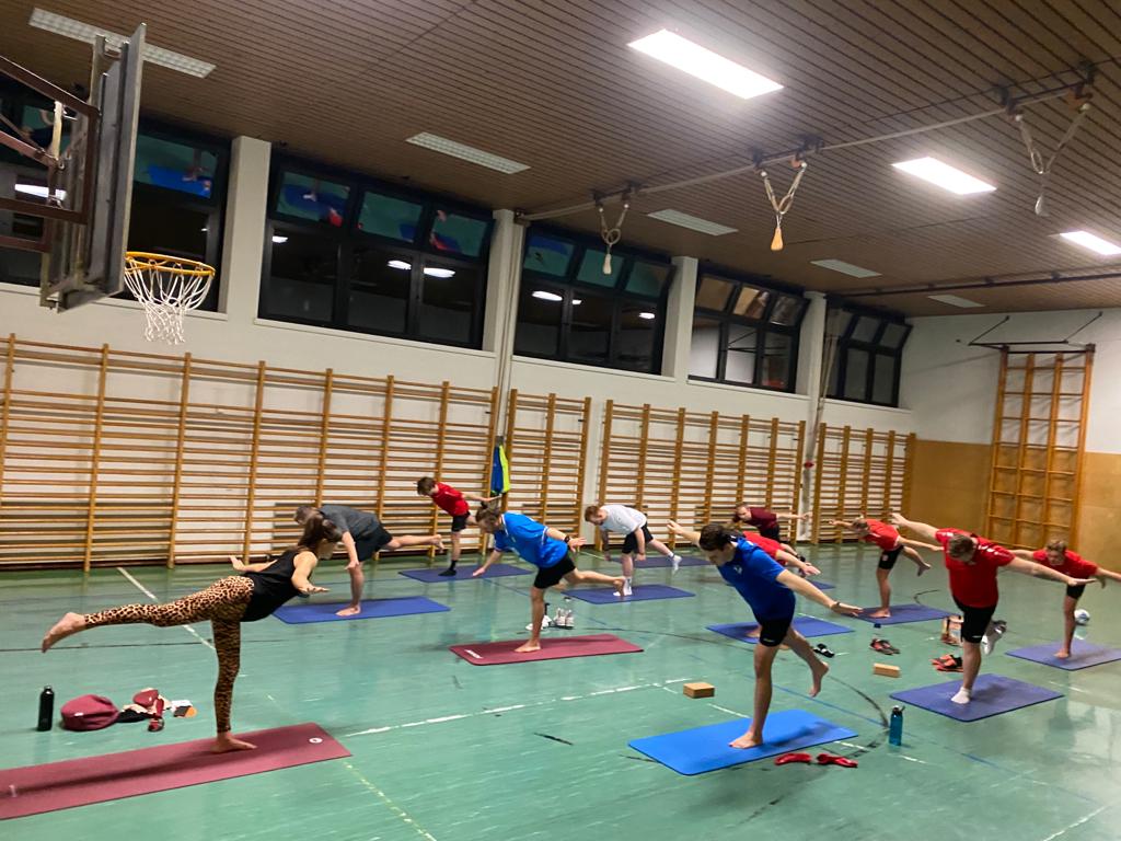 You are currently viewing Yoga für den guten Zweck: SV Nordkette setzt Zeichen gegen Rassismus und Armut.